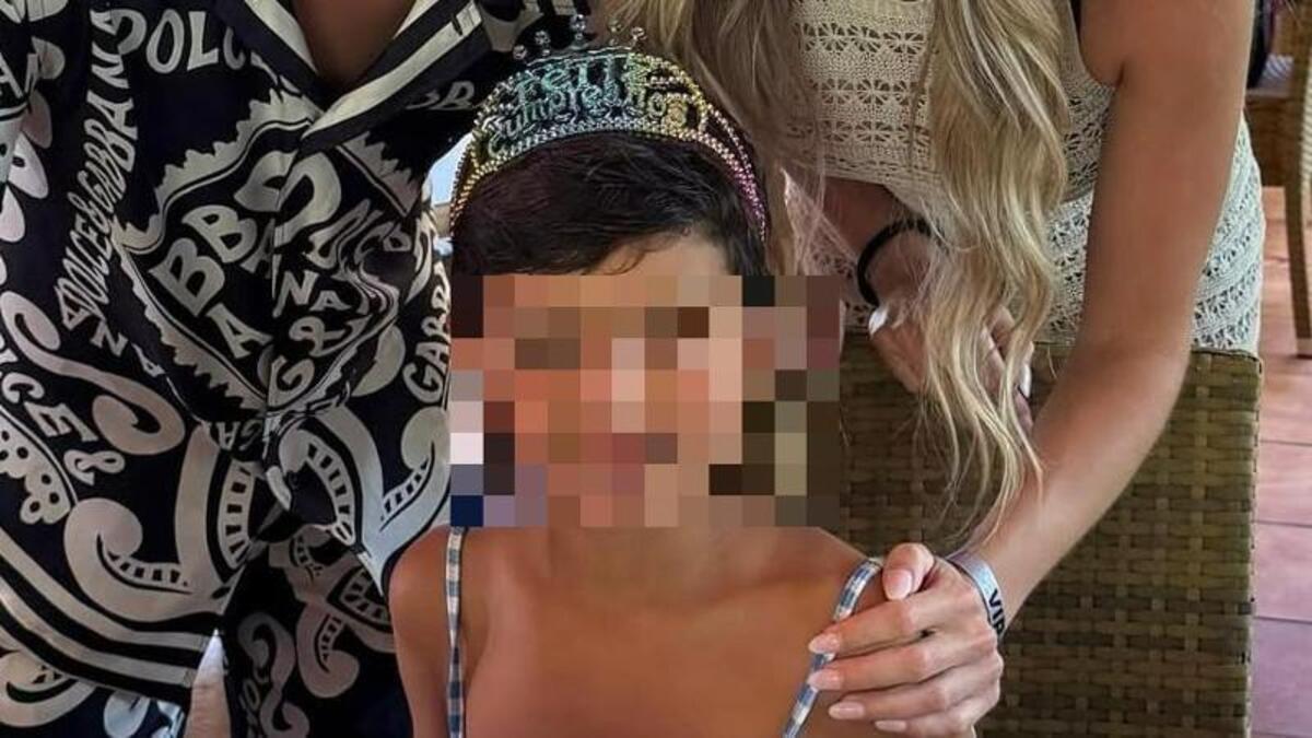 “Ma come diavolo l’ha vestito?”. Il famoso calciatore pubblica la foto del compleanno del figlio, caos social: “Insulti omofobi” “Ma come diavolo l’ha vestito?”. Il famoso calciatore pubblica la foto del compleanno del figlio, caos social: “Insulti omofobi”