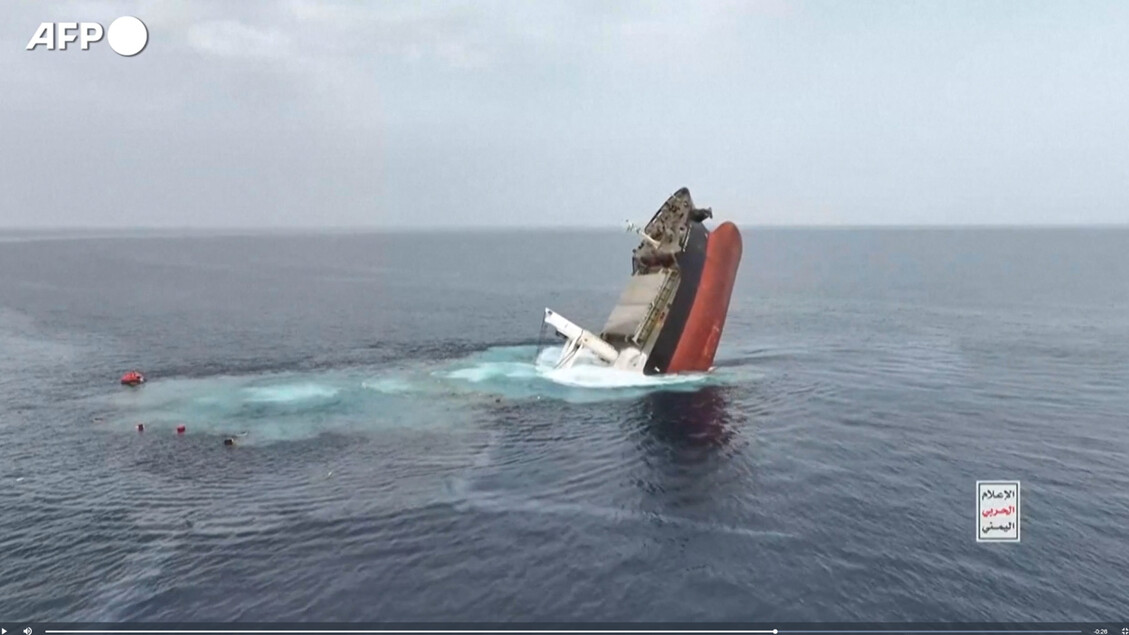 Nave colpita e affondata in mare, il videoè da brividi: cosa è successo Nave colpita e affondata in mare, il videoè da brividi: cosa è successo