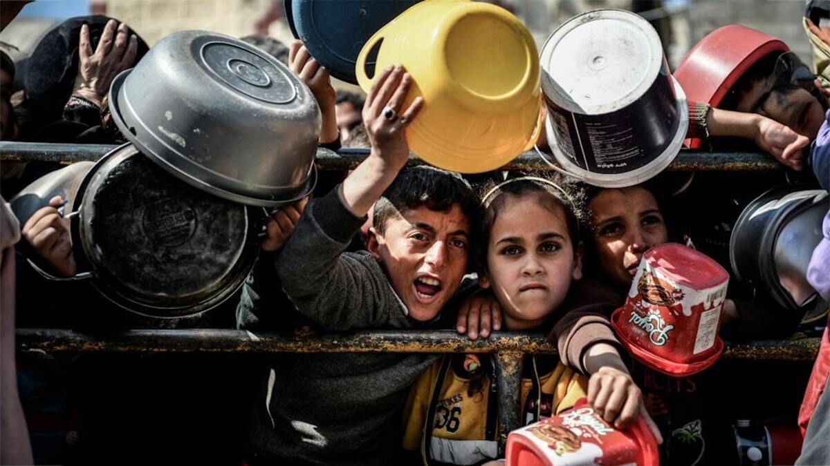 Gaza, morti tra chi cerca aiuti umanitari: strage di bambini Gaza, morti tra chi cerca aiuti umanitari: strage di bambini