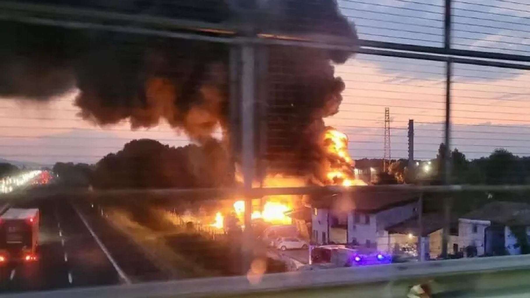 Inferno di fuoco sull’autostrada, chiuso un tratto importantissimo: incendio in un deposito. È allarme Inferno di fuoco sull’autostrada, chiuso un tratto importantissimo: incendio in un deposito. È allarme