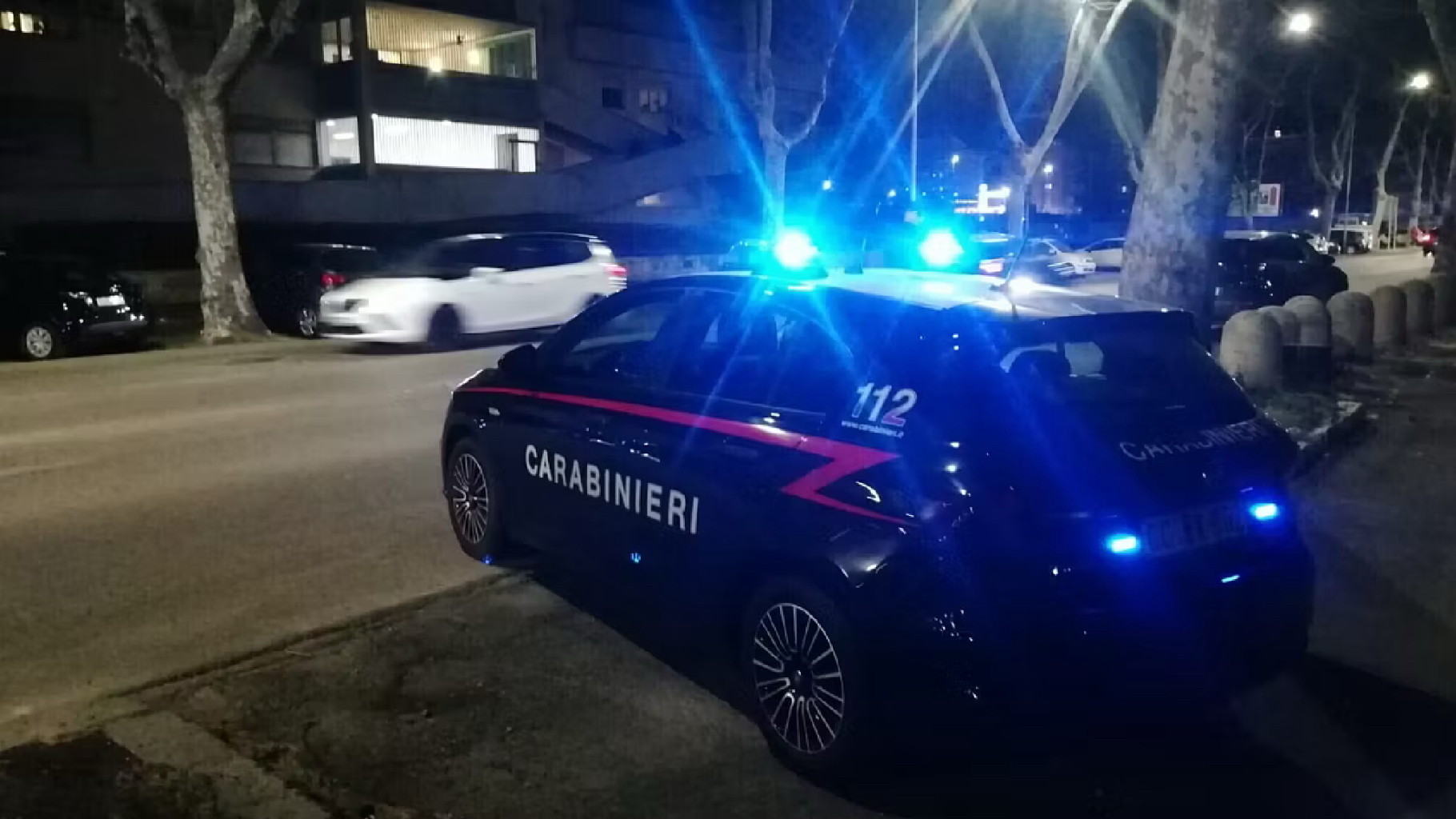 Accoltellato dal figlio adottivo: tragedia familiare in Italia Accoltellato dal figlio adottivo: tragedia familiare in Italia