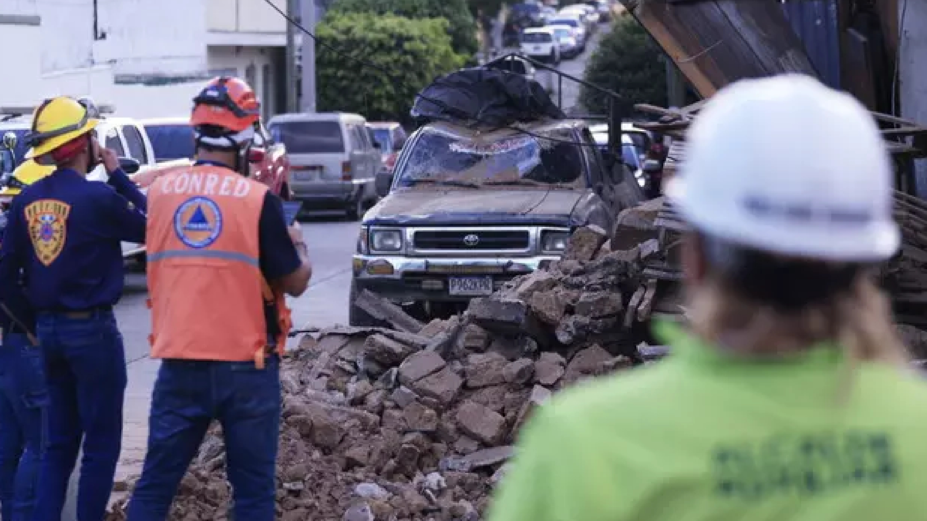 Terremoto fortissimo, magnitudo 5.7. La terra frana e trema ancora: ci sono morti Terremoto fortissimo, magnitudo 5.7. La terra frana e trema ancora: ci sono morti