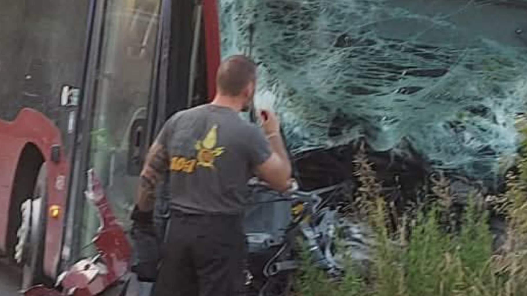Schianto improvviso. Bus elettrico fuori strada, come è potuto succedere Schianto improvviso. Bus elettrico fuori strada, come è potuto succedere
