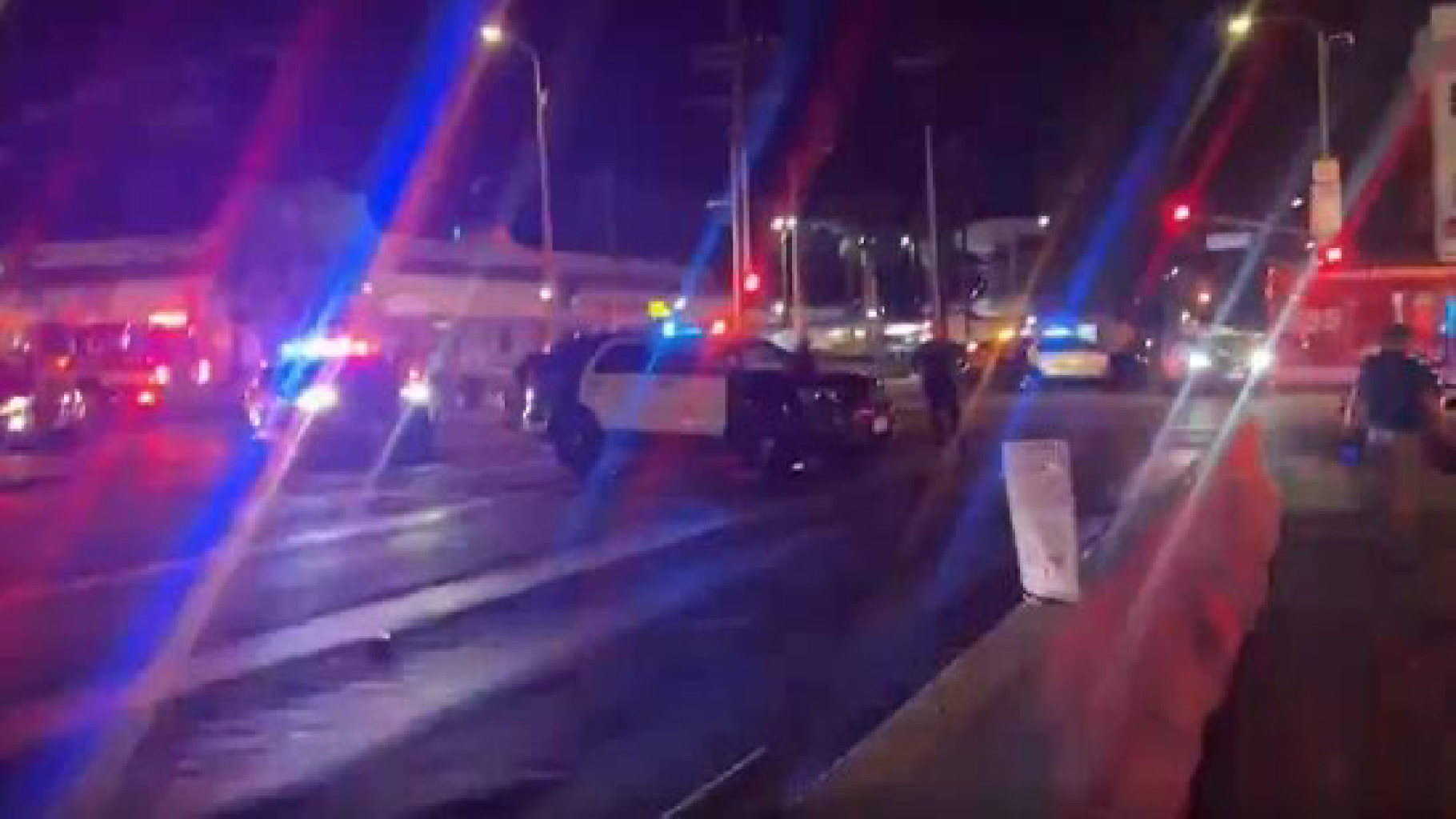Paura a Los Angeles, auto sulla folla a East Hollywood: oltre 20 feriti, alcuni gravi Paura a Los Angeles, auto sulla folla a East Hollywood: oltre 20 feriti, alcuni gravi
