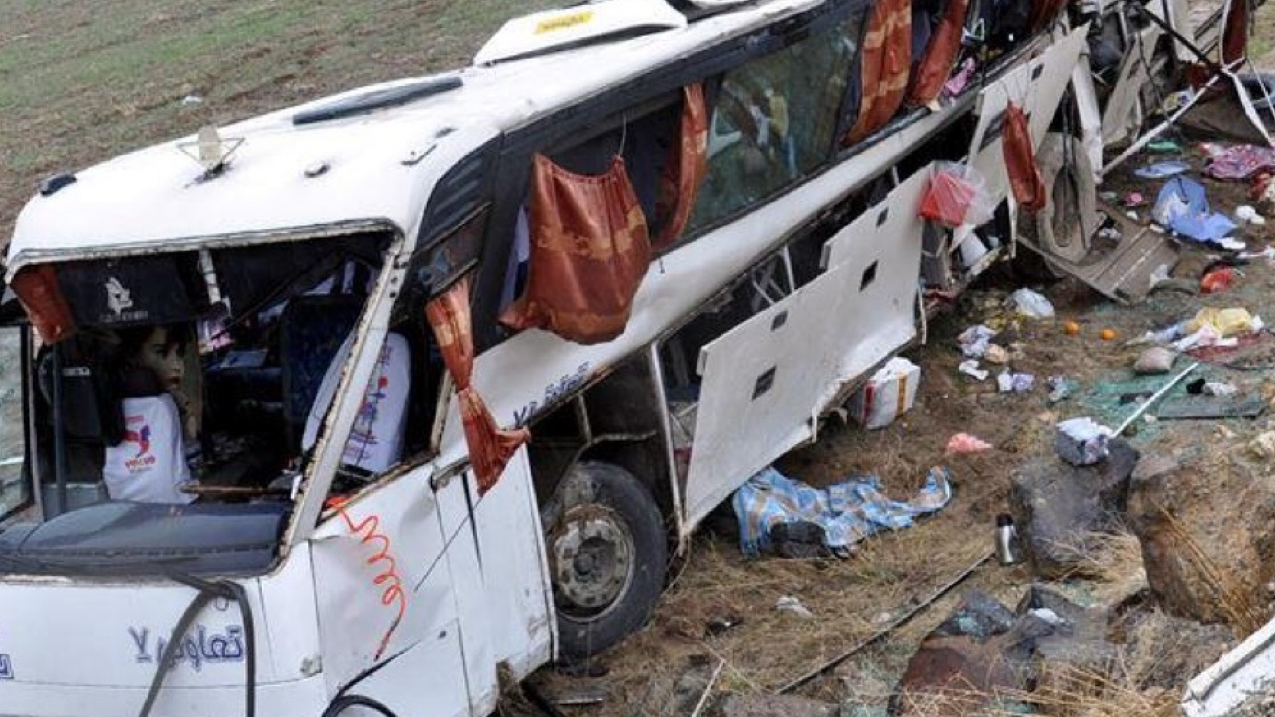 autobus si ribalta decine di morti e feriti la strage nella scarpata