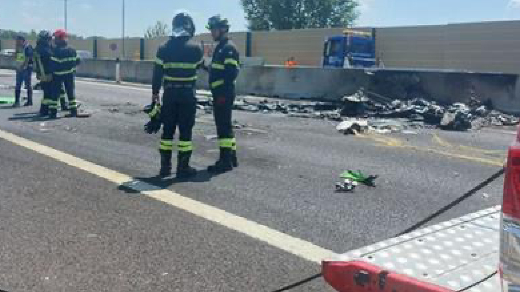 Italia. Precipita aereo all’imbocco dell’autostrada, ci sono vittime Italia. Precipita aereo all’imbocco dell’autostrada, ci sono vittime
