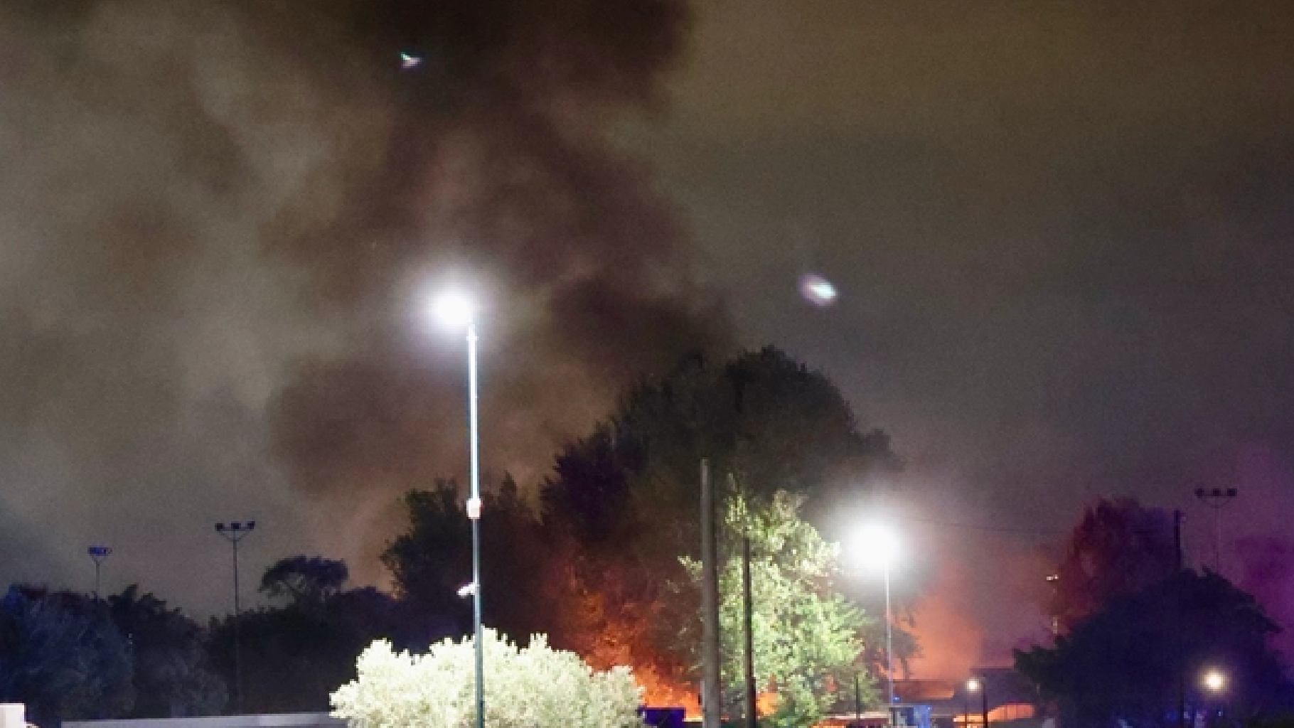 Incendio in Italia, colonna di fumo nero invade il cielo: il rogo in un istante