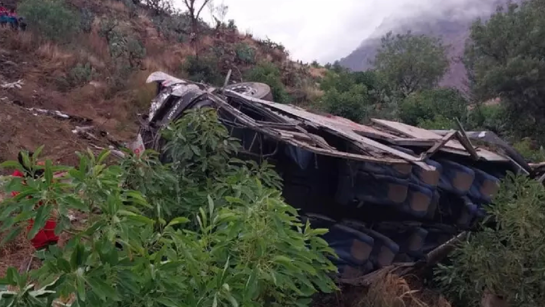 Schianto tremendo! Autobus precipita in un burrone, almeno 15 morti Schianto tremendo! Autobus precipita in un burrone, almeno 15 morti