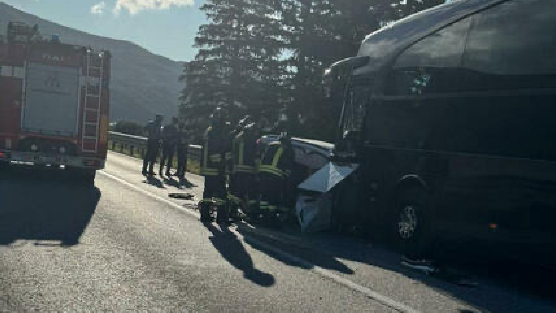 Schianto sulla statale tra auto e bus, scena atroce: ci sono vittime