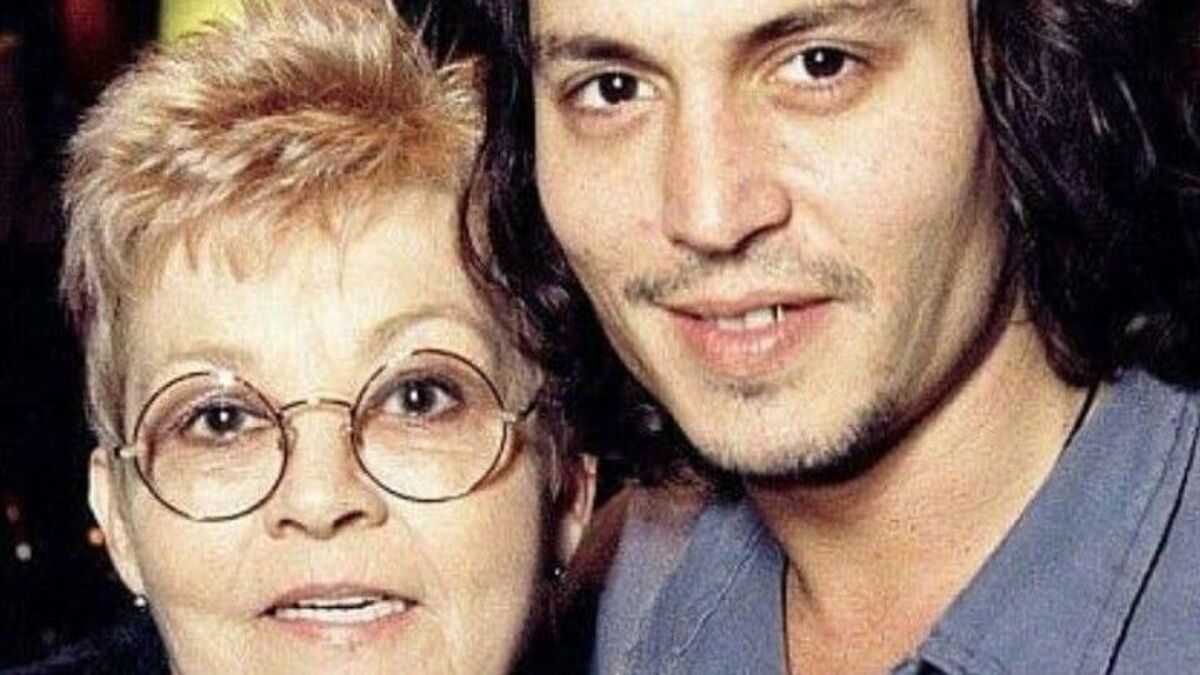 Johnny Depp a cuore aperto: “Ecco cosa mi faceva mia madre”. Racconto da incubo Johnny Depp a cuore aperto: “Ecco cosa mi faceva mia madre”. Racconto da incubo