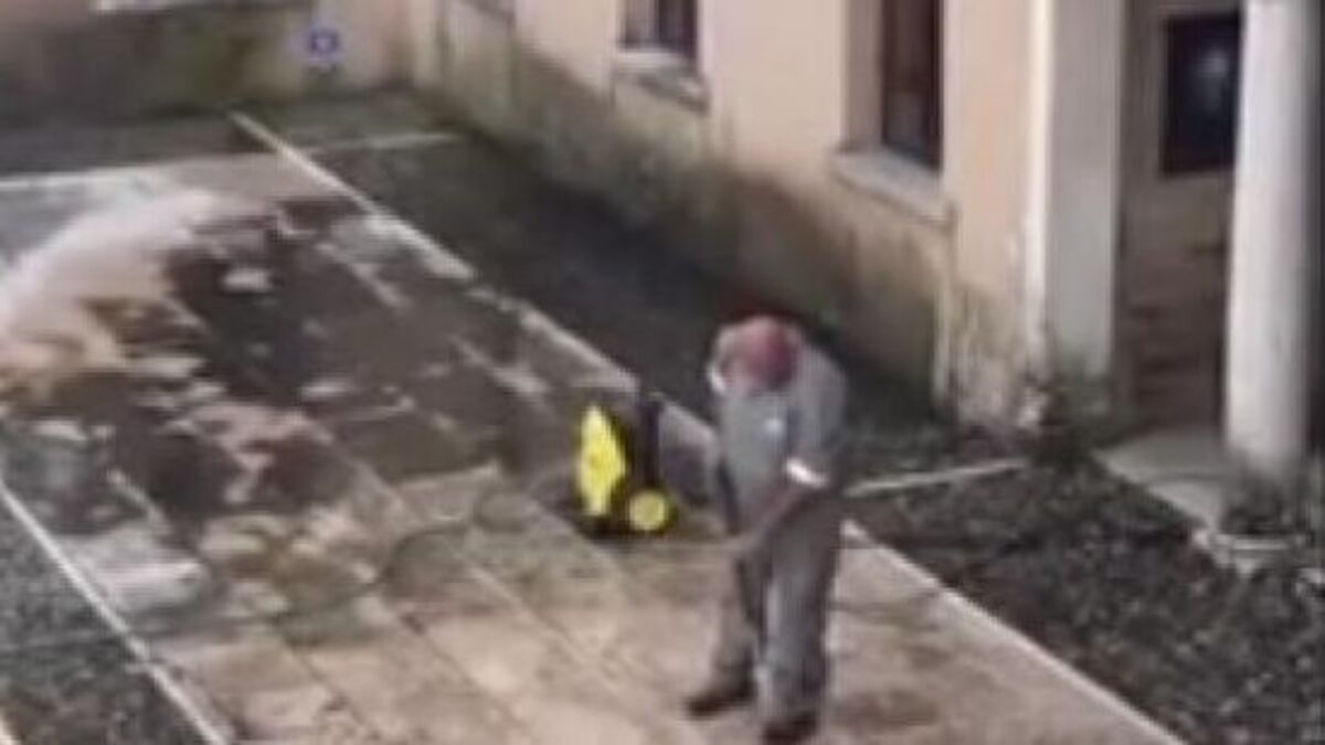 “Proprio lui”, ma cosa sta facendo il sindaco? Il video diventa virale “Proprio lui”, ma cosa sta facendo il sindaco? Il video diventa virale