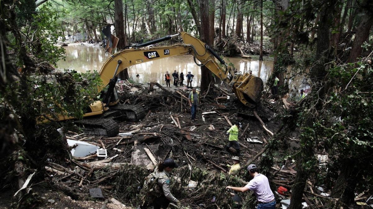 “Oltre 100 morti, tanti dispersi”. Alluvione in Texas, il bilancio è drammatico: le parole del governatore “Oltre 100 morti, tanti dispersi”. Alluvione in Texas, il bilancio è drammatico: le parole del governatore