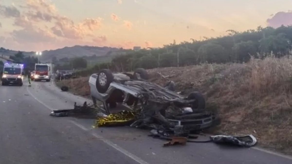 “Volato fuori dall’auto”. Incidente spaventoso in Italia, il bilancio è drammatico: traffico paralizzato “Volato fuori dall’auto”. Incidente spaventoso in Italia, il bilancio è drammatico: traffico paralizzato