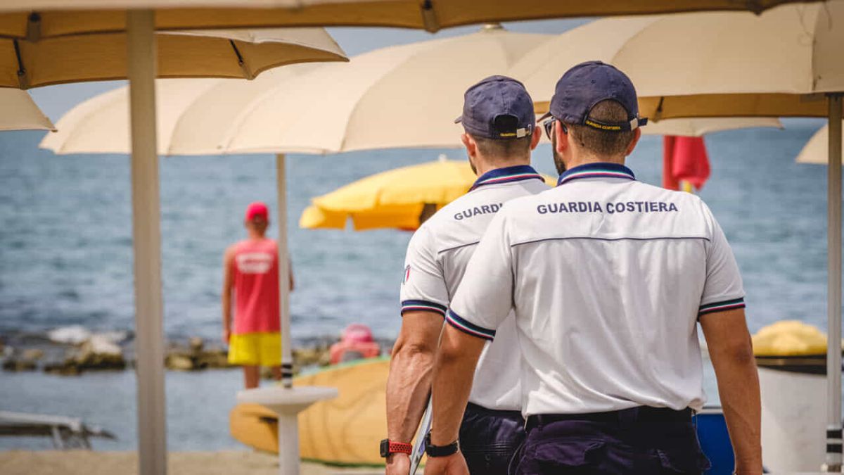 c8217232 un cadavere sulla spiaggia la terribile scoperta in italia lo hanno trovato cos236
