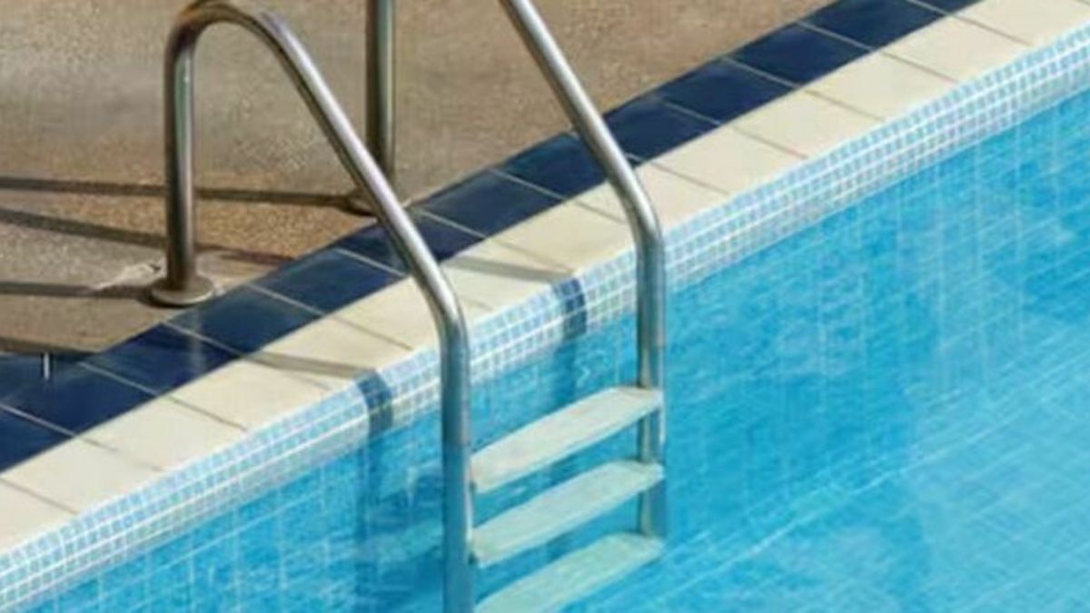 Trovato immobile in piscina, a testa in giù: dramma in Italia, il bimbo ha soltanto 7 anni