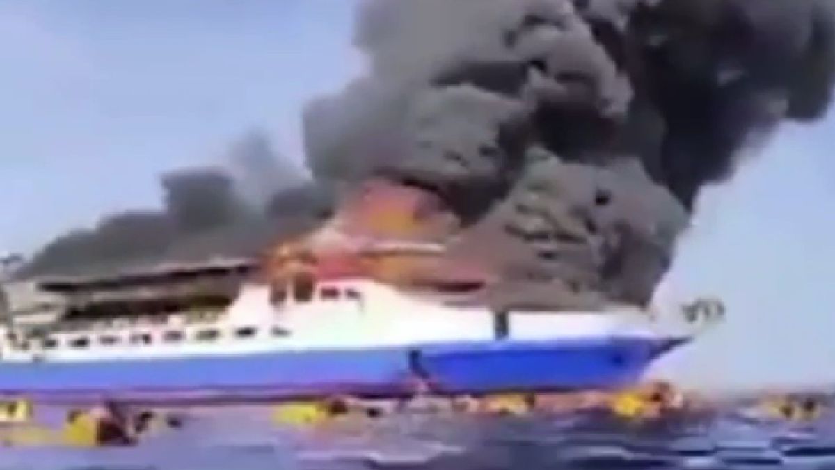 traghetto in fiamme a bordo tanti bambini incendio spaventoso il video del rogo