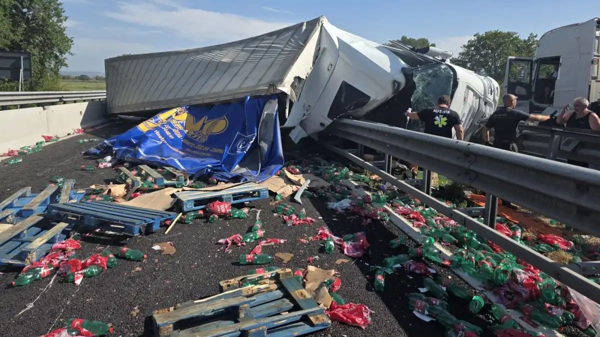 camion sbanda poi si ribalta terrore in autostrada traffico in tilt e code chilometriche