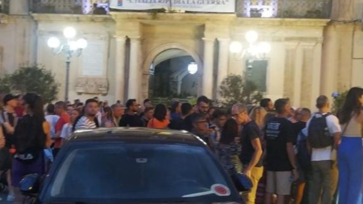 “Mi dimetto”. Il sindaco di Taranto assediato in Comune, poi la clamorosa decisione: caos totale “Mi dimetto”. Il sindaco di Taranto assediato in Comune, poi la clamorosa decisione: caos totale