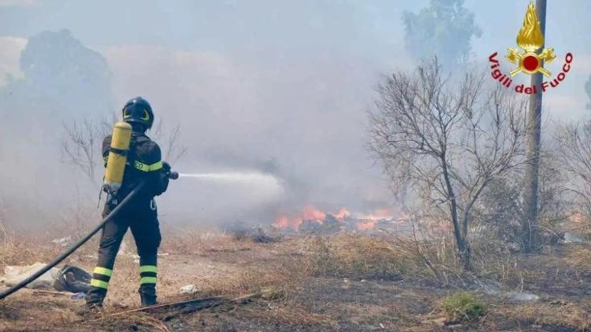 Incendio all’aeroporto italiano, sospesi tutti i voli: il rogo spaventoso, fiamme alte e fumo