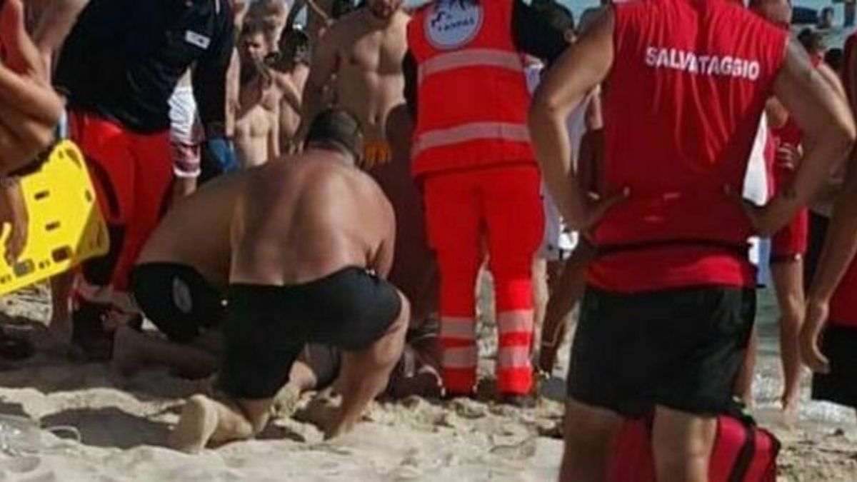 Muore così sotto gli occhi dei genitori: tragedia in spiaggia in Italia, era giovanissima