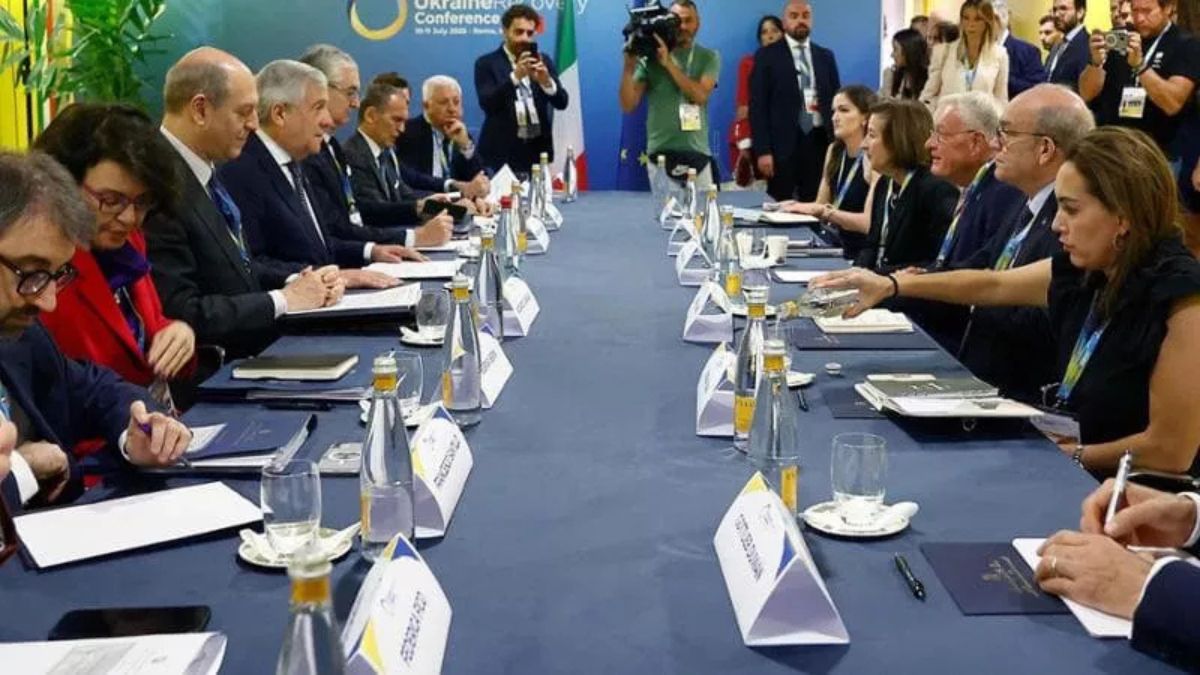 Roma, al via alla Conferenza per ripresa Kiev: altri raid russi nella notte Roma, al via alla Conferenza per ripresa Kiev: altri raid russi nella notte