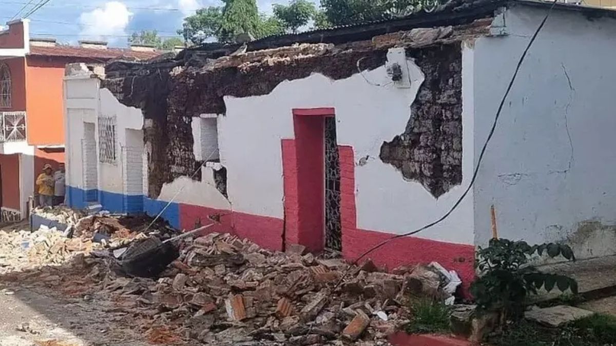 Scossa di terremoto fortissima, crollano le pareti delle case: terrore in un istante Scossa di terremoto fortissima, crollano le pareti delle case: terrore in un istante