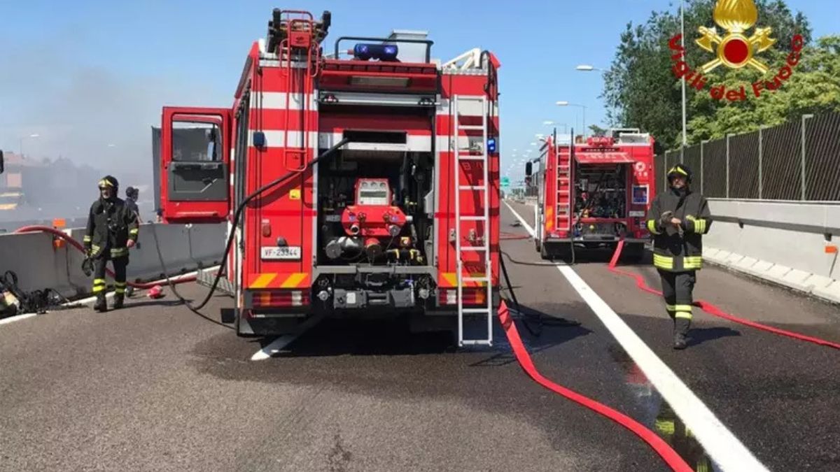 Auto in fiamme in autostrada, terrore in Italia: code chilometriche, traffico impazzito Auto in fiamme in autostrada, terrore in Italia: code chilometriche, traffico impazzito