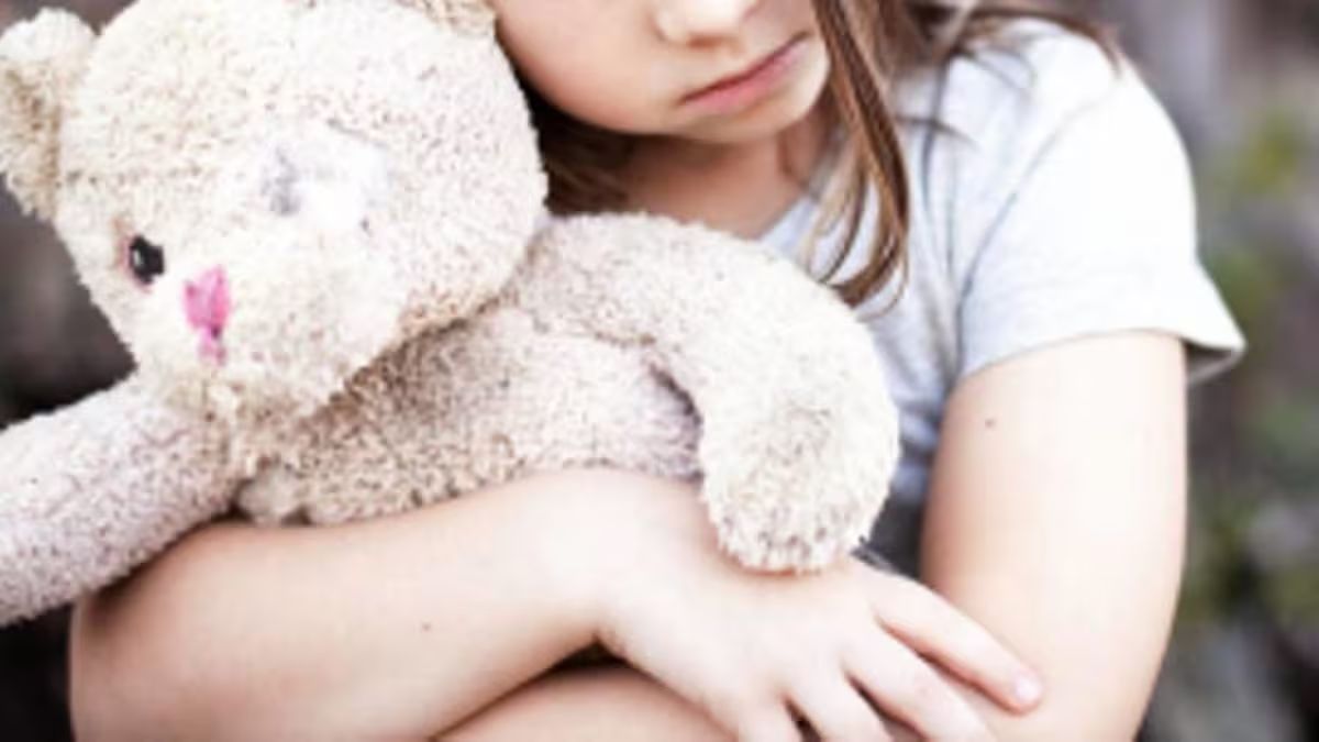 Resta da solo in casa con una bambina, quello che fa è agghiacciante: orrore disumano in Italia Resta da solo in casa con una bambina, quello che fa è agghiacciante: orrore disumano in Italia