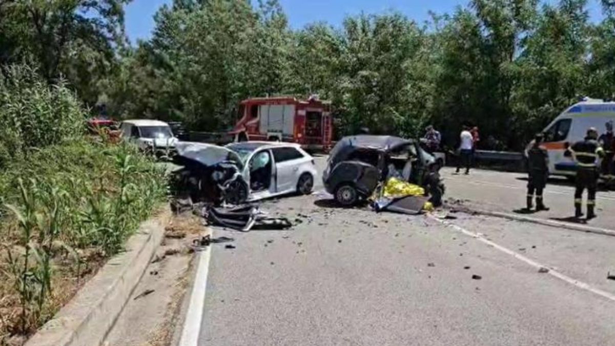 “Tutti morti”. L’incidente è spaventoso, auto distrutte: tragedia in Italia, chiusa la strada “Tutti morti”. L’incidente è spaventoso, auto distrutte: tragedia in Italia, chiusa la strada