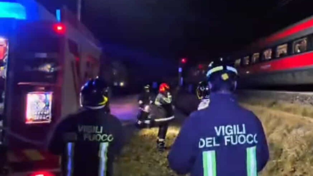 folgorato in un istante tragedia sui binari in italia circolazione paralizzata