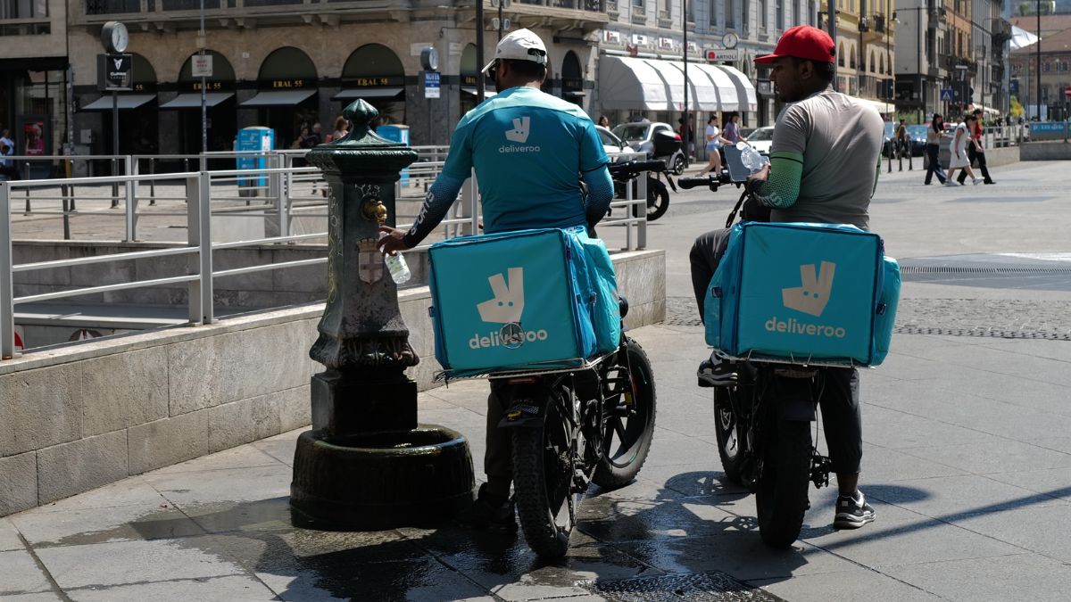 Glovo fa marcia indietro: sospesi i bonus caldo per i rider dopo le polemiche