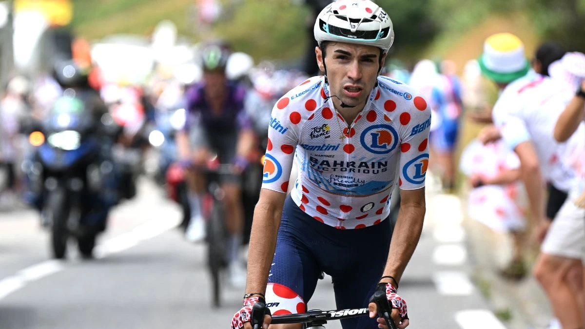 Tour de France, ciclista nella bufera per il trucco della “borraccia collosa”: di che si tratta (VIDEO)
