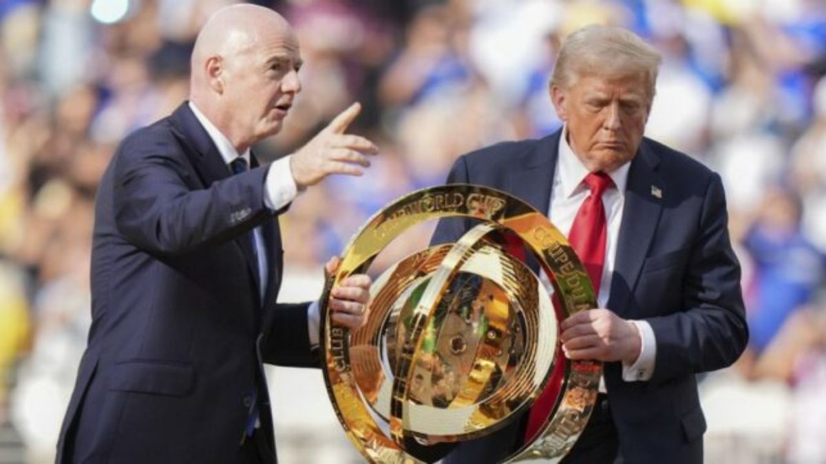 Mondiale per club, il Chelsea non ha la coppa originale, se l’è tenuta Donald Trump: “Un regalo di Infantino” Mondiale per club, il Chelsea non ha la coppa originale, se l’è tenuta Donald Trump: “Un regalo di Infantino”