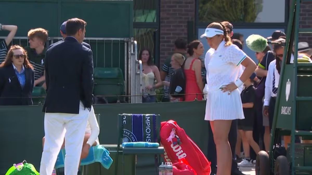 Wimbledon, Jelena Ostapenko spazientita: solleva la gonna per far vedere all’arbitro cosa indossa