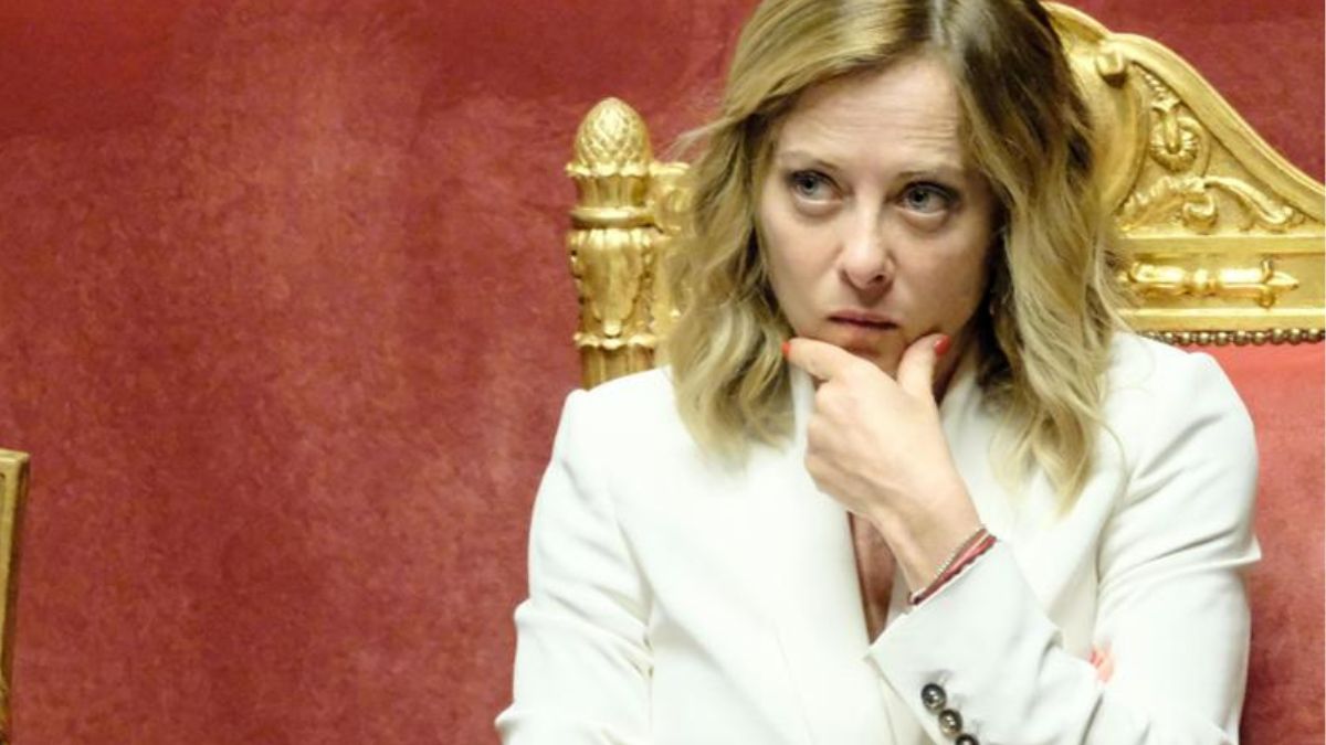 “Meloni ricattata”, la gravissima accusa in tv: esplode la polemica “Meloni ricattata”, la gravissima accusa in tv: esplode la polemica