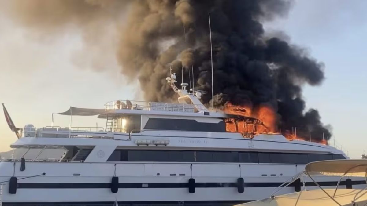 Saint Tropez yacht fiamme