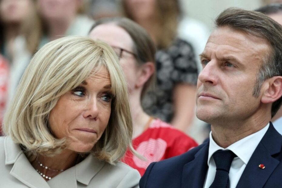 Macron Brigitte mano Re Carlo