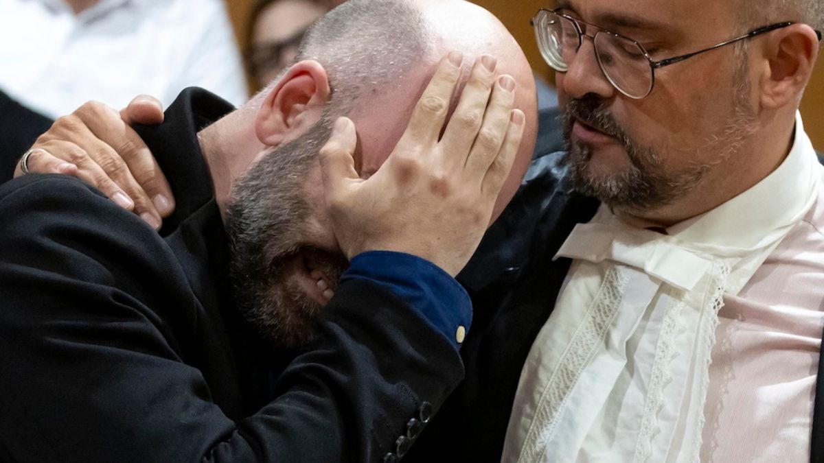 “La camorra…”. Roberto Saviano piegato dal dolore: poi rompe il silenzio. Rischia ancora “La camorra…”. Roberto Saviano piegato dal dolore: poi rompe il silenzio. Rischia ancora