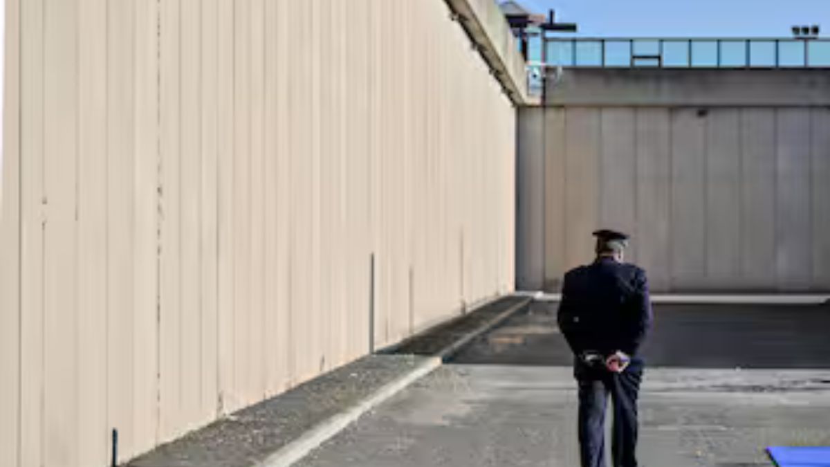 Criminale evade dal carcere in maniera pazzesca: caccia all’uomo in Italia, “è pericoloso” Criminale evade dal carcere in maniera pazzesca: caccia all’uomo in Italia, “è pericoloso”