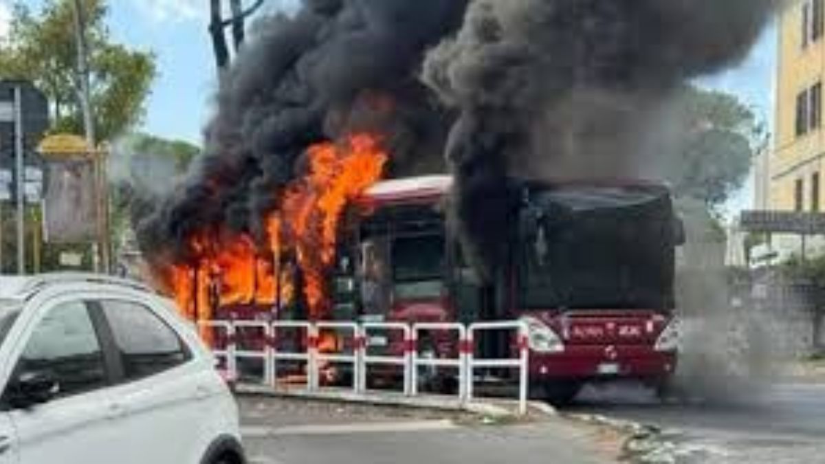 Roma autobus fiamme Flaminia
