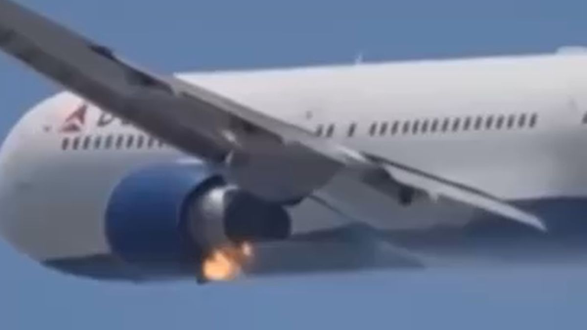 Terrore in cielo, il motore dell’aereo va in fiamme: il video da brividi Terrore in cielo, il motore dell’aereo va in fiamme: il video da brividi