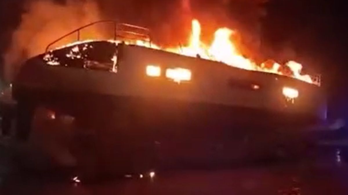 Terribile incendio, catamarano va a fuoco nella notte. Tanta paura Terribile incendio, catamarano va a fuoco nella notte. Tanta paura