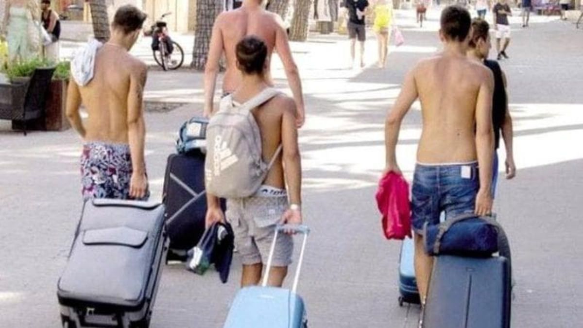 Estate italiana, ordinanze e divieti shock contro i turisti: cosa non si può più fare Estate italiana, ordinanze e divieti shock contro i turisti: cosa non si può più fare