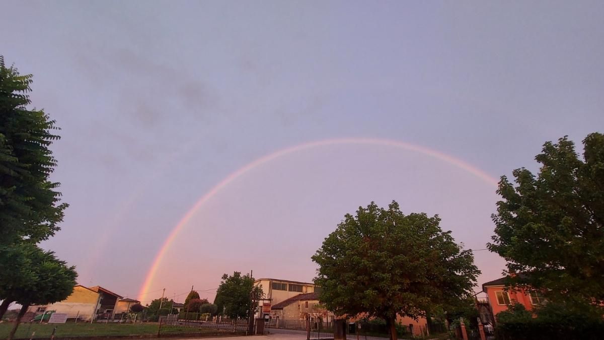 arcobaleno rosa appare nei cieli italiani l8217esperto vi spiego come funziona