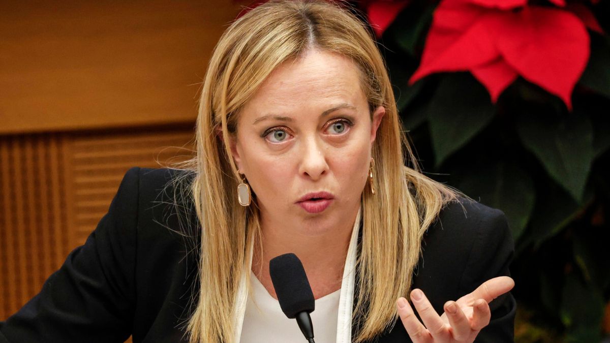 “Sdraiata come Giorgia Meloni”. Attacco totale alla premier (e non solo): caos in diretta