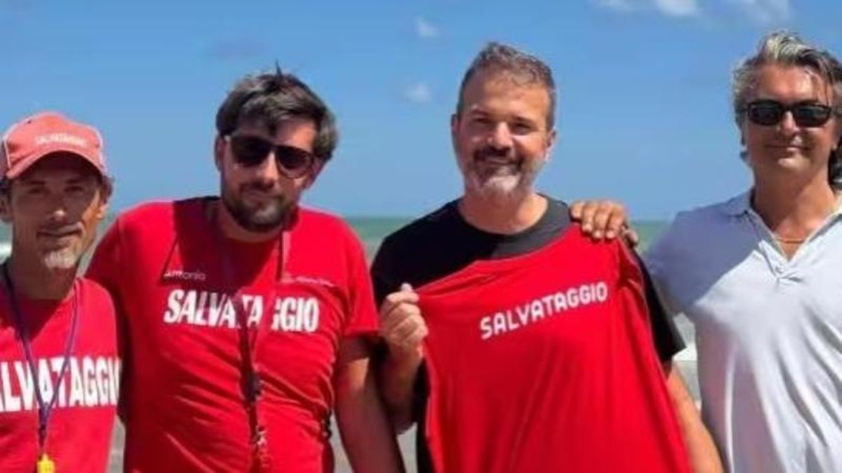choc in spiaggia due ragazze rischiano di affogare l8217intervento del campione italiano