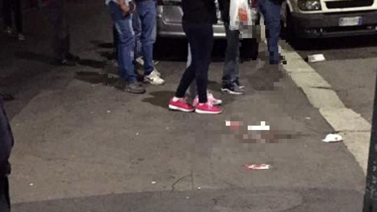 Tre nordafricani tentano di rapinare un 32enne: lui reagisce e viene accoltellato alla schiena