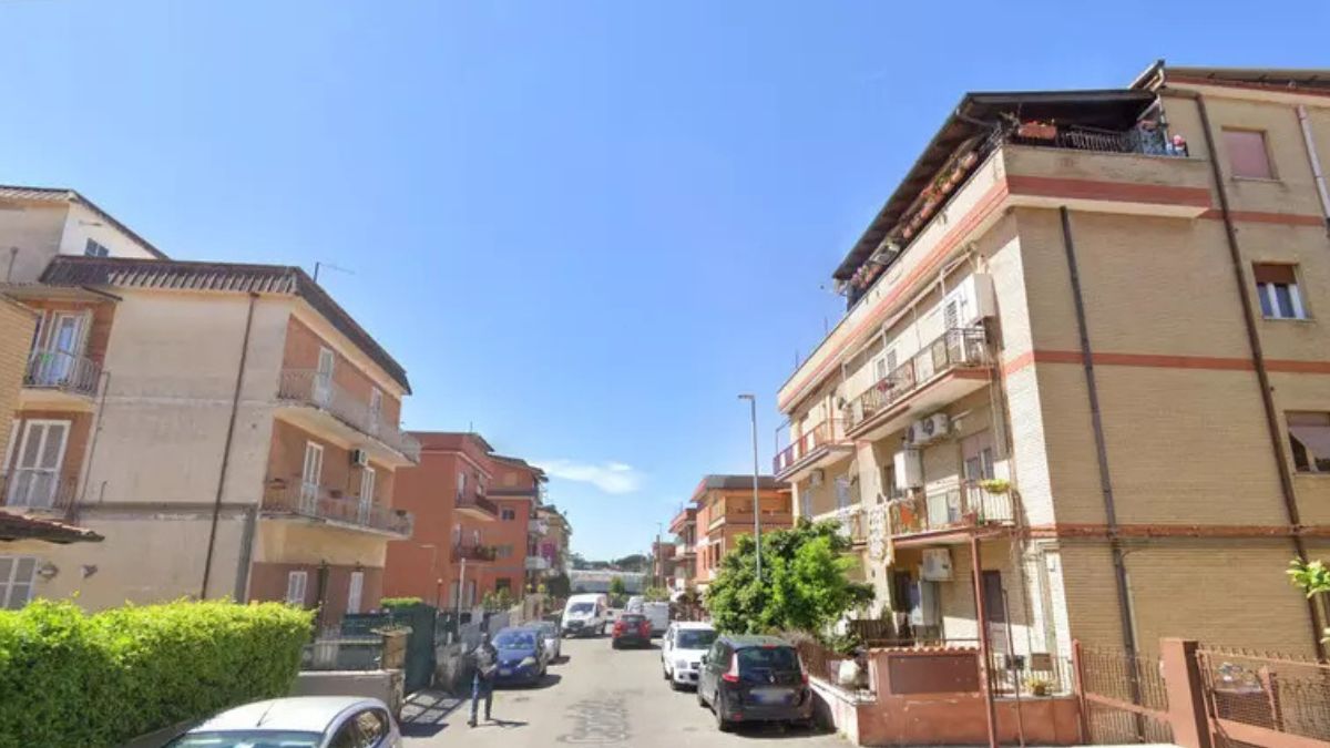 Uomo precipita dal balcone: si indaga per omicidio Uomo precipita dal balcone: si indaga per omicidio