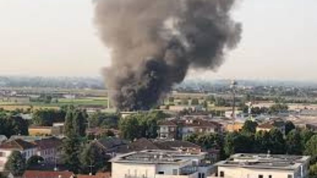 Mega incendio nella zona industriale: la colonna di fumo visibile da chilometri Mega incendio nella zona industriale: la colonna di fumo visibile da chilometri