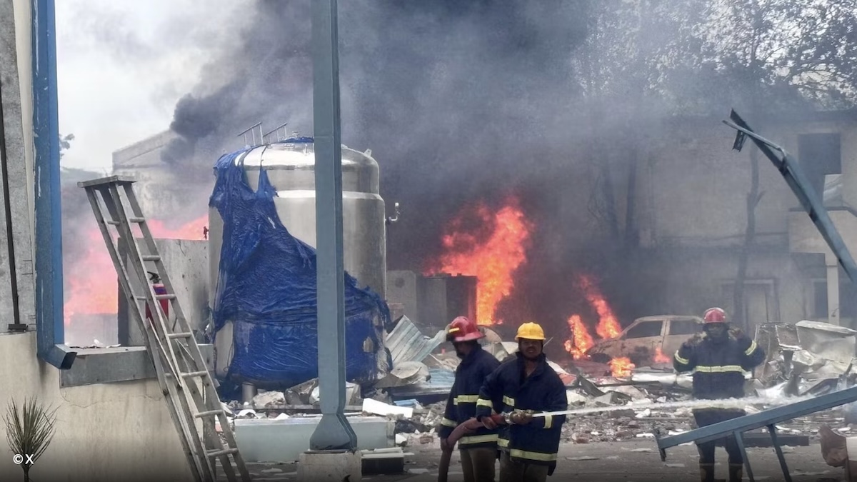 Esplode fabbrica farmaceutica, è strage: solo macerie e fiamme Esplode fabbrica farmaceutica, è strage: solo macerie e fiamme